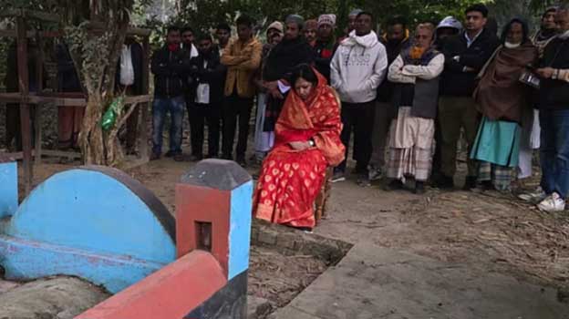 দাদা-দাদির কবর জিয়ারতের মধ্যদিয়ে নির্বাচনি কার্যক্রম শুরু করলেন রুমিন ফারহানা
