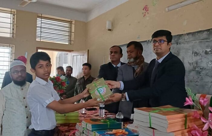 কসবায় নতুন বছরের পাঠ্যবই বিতরণ