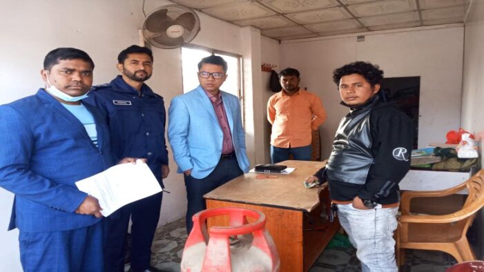 কসবায় অতিরিক্ত দামে এলপি গ্যাস বিক্রির দায়ে দুই ব্যবসায়ীকে জরিমানা