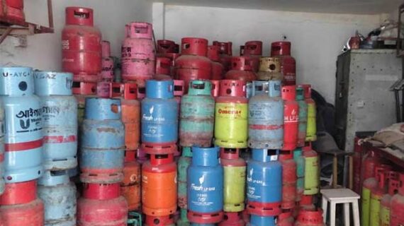 নানা উদ্যোগেও এলপিজি গ্রাহকের ভোগান্তি কমেনি…খালি সিলিন্ডার জমছে গোডাউনে