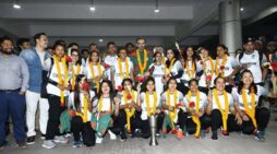 সাফ বিজয়ী সাবিনারা দেশে ফিরে ছাদখোলা বাসে উৎসব মেতেছেন