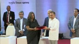 ৯বিশিষ্ট ব্যক্তি ও ১ প্রতিষ্ঠানকে একুশে পদক তুলে দিলেন প্রধানমন্ত্রী