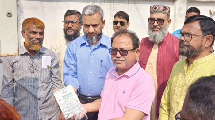 ঠাকুরগাঁওয়ে প্রি-পেইড মিটার স্থাপন শুরু; উদ্ভোধন হলো এলজিআরডি মন্ত্রীর বাড়ি থেকে