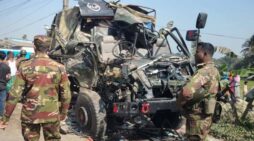 বাসের সঙ্গে সংঘর্ষে দুমড়ে-মুচড়ে গেছে সেনাবাহিনীর গাড়ি, নিহত – ৩