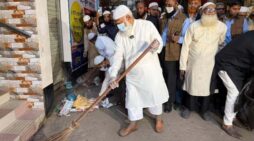 ভোরে রাস্তা পরিষ্কার করলেন জামায়াত আমির