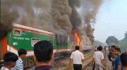 ঢাকাগামী চট্টলা এক্সপ্রেসে আগুন