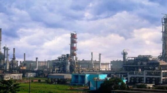 ৫ দিনের মজুত আছে তবে কবে আসবে অপরিশোধিত তেল?