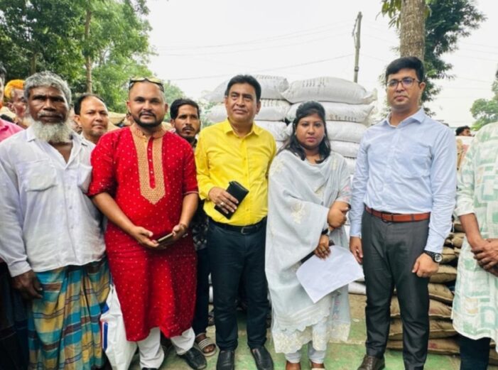 কসবায় ২২০০ কৃষকের মাঝে বিনামূল্যে সার ও বীজ বিতরণ