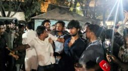 শাহবাগে ছাত্রদল-শিবির ধাওয়া-পাল্টা ধাওয়ায় সাংবাদিক ও ডাকসু নেতারা হতাহত হন