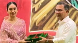 দাদী প্রয়াত খালেদা জিয়ার স্বাধীনতা পুরস্কার নিলেন নাতনি জাইমা রহমান