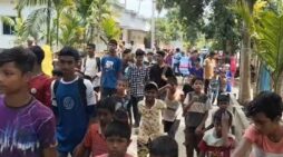 ঠাকুরগাঁওয়ে গৃহবধূ নির্যাতন: শিক্ষকের বাড়িতে              ব্যাপক ভাংচুরে এলাকা রণক্ষেত্রে পরিণত