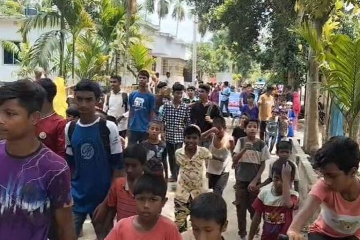 ঠাকুরগাঁওয়ে গৃহবধূ নির্যাতন: শিক্ষকের বাড়িতে              ব্যাপক ভাংচুরে এলাকা রণক্ষেত্রে পরিণত