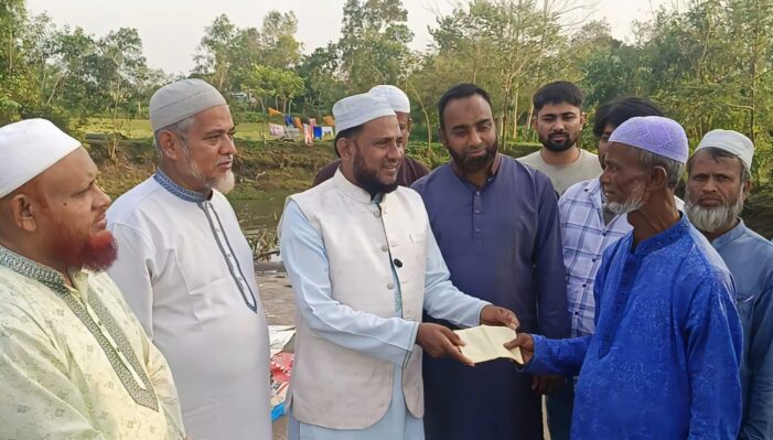 ঘূর্ণিঝড়ে বিনাউটি ইউনিয়ন খিদিরপুর, রাউৎহাটের এলাকা পরিদর্শন ও অর্থসহায়তা দিলেন : জামায়াত নেতা আতাউর