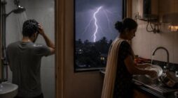 বজ্রপাতের সময় ঘরে গোসল ও থালা বাসন ধোয়া ঝুঁকিপূর্ণ