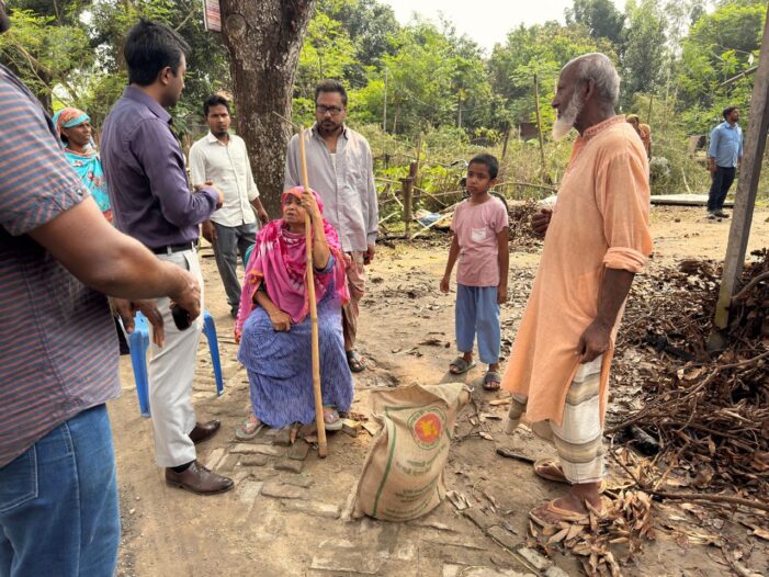 ক্ষতি হওয়ার কয়েক মিনিটের মধ্যেই পাশে ইউএনও চন্দন কর; হরিপুরে উপজেলা প্রশাসনের দ্রুত সহায়তায় জনমনে প্রশংসা