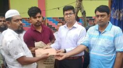 বৃদ্ধকে বাঁচাতে প্রাণদেওয়া তোফায়েলের বাড়িতে ইউএনও ছামিউল ইসলাম
