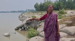 সবকিছু শেষ, চোখের পানি ফেলতে ফেলতে রাত কেটে যায় বৃদ্ধার