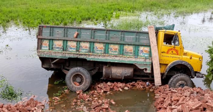 কসবায় ট্রাক উল্টে খালে পড়ে দুই কিশোর নিহত