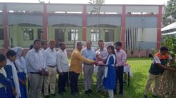 শিক্ষার্থীদের মাধ্যমে সবুজ বাংলাদেশ গড়ার উদ্যোগ; ঠাকুরগাঁওয়ে শিক্ষার্থীদের মাঝে ১৫ হাজার গাছের চারা বিতরণ
