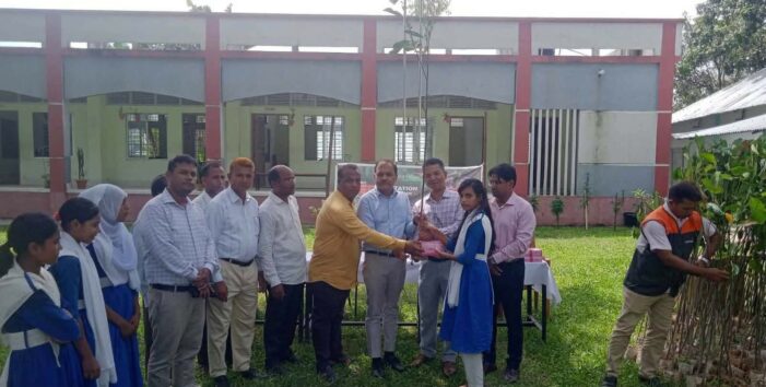 শিক্ষার্থীদের মাধ্যমে সবুজ বাংলাদেশ গড়ার উদ্যোগ; ঠাকুরগাঁওয়ে শিক্ষার্থীদের মাঝে ১৫ হাজার গাছের চারা বিতরণ