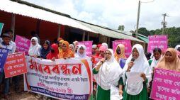 ঠাকুরগাঁওয়ে বিদ্যালয়ের দোকান দখলের প্রতিবাদে বিক্ষোভ ও মানববন্ধন