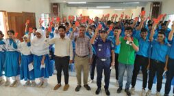 লাল কার্ড তুলে মাদক-অপরাধকে ‘না’ বলল ঠাকুরগাঁওয়ের শিক্ষার্থীরা