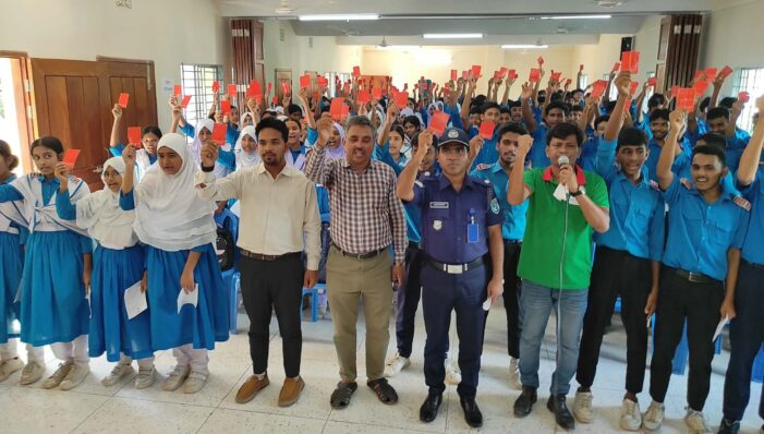 লাল কার্ড তুলে মাদক-অপরাধকে ‘না’ বলল ঠাকুরগাঁওয়ের শিক্ষার্থীরা