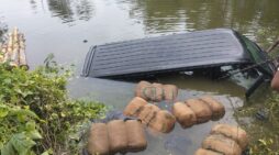 পুলিশের ধাওয়ায় মাদকবাহী মাইক্রোবাস খাদে, ৯বস্তা গাঁজা উদ্ধার