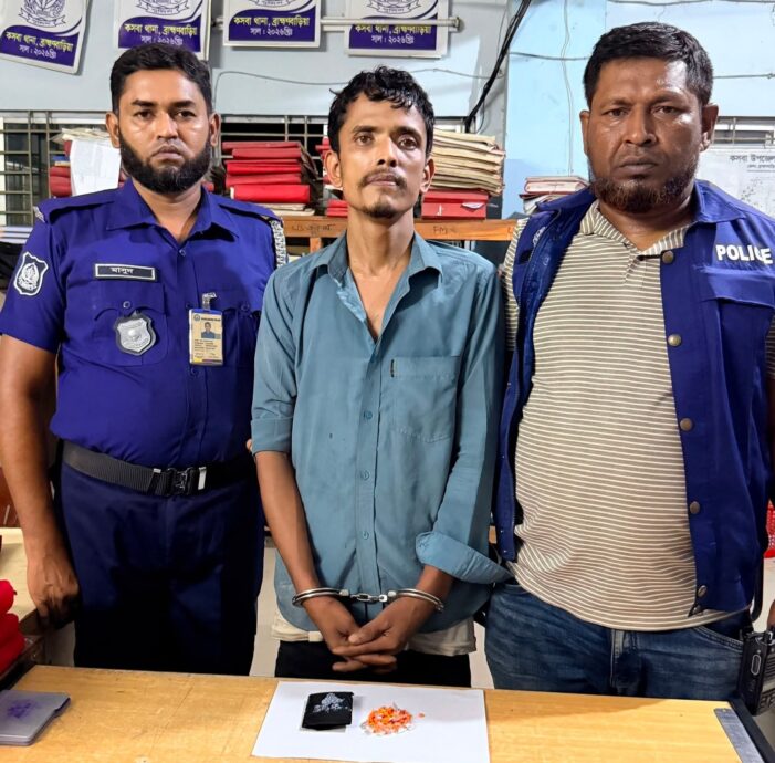 কসবায় ১২০পিস ইয়াবাসহ এক কারবারি আটক