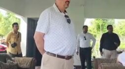 ঠাকুরগাঁওয়ে চা বাগান’ পরিদর্শনে মার্কিন রাষ্ট্রদূত ব্রেন্ট টি. ক্রিস্টেনসেন ও তাঁর সহধর্মিণী