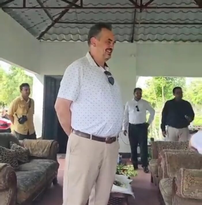 ঠাকুরগাঁওয়ে চা বাগান’ পরিদর্শনে মার্কিন রাষ্ট্রদূত ব্রেন্ট টি. ক্রিস্টেনসেন ও তাঁর সহধর্মিণী