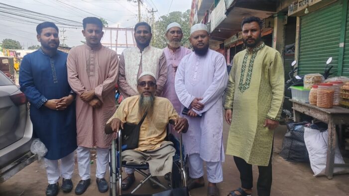 কসবায় দুই পা হারানো অসহায় আবুল হোসাইনকে হুইল চেয়ার দেয়া হলো