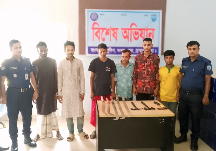 কসবায় দেশীয় অস্ত্রসহ ডাকাত দলের ৬ সদস্য আটক