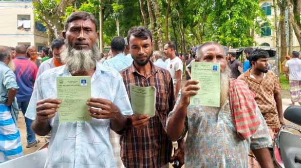 ‘তিন দিন ঘুরছি, সার পাই নাই: সরকার মারি ফেলার বুদ্ধি করছে’