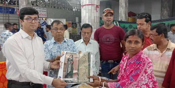 কসবা উপজেলা কেন্দ্রীয় মন্দির পুজো মন্ডপে দুঃস্থ মহিলাদের মাঝে শাড়ি কাপড় বিতরণ