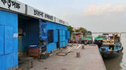 যাত্রীহীন নৌপথ, পেশা ছেড়ে বিকল্প আয়ের পথ খুঁজছেন ট্রলার মালিক-চালকরা