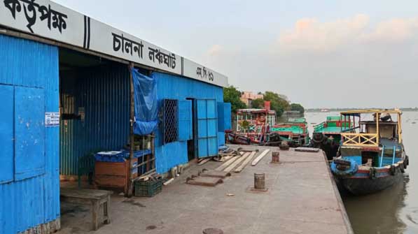 যাত্রীহীন নৌপথ, পেশা ছেড়ে বিকল্প আয়ের পথ খুঁজছেন ট্রলার মালিক-চালকরা