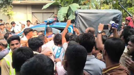 ছাত্রকে ধর্ষণের চেষ্টা: মাদ্রাসার অধ্যক্ষকে অবরুদ্ধ, উদ্ধারে গিয়ে ওসিসহ ৩পুলিশ আহত